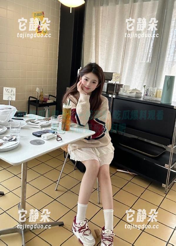 和女生一起在51吃瓜爆料观看最新鲜的娱乐爆料吧