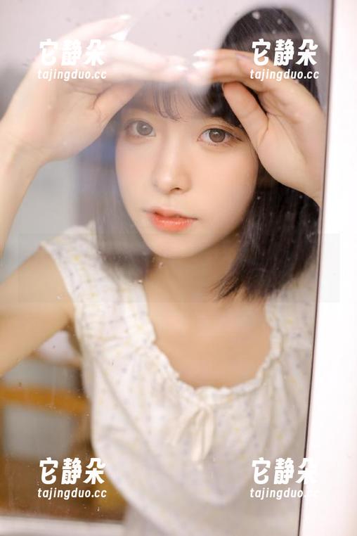 五一吃瓜官网网页版免费提供，女生甜蜜吃瓜时光陪伴你